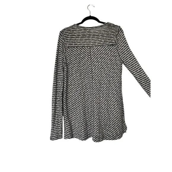 Lucy & Laurel White and Navy Lightweight Sweater - Picture 2 of 6